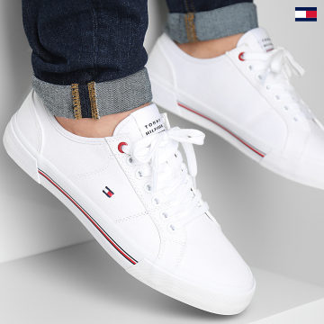 https://laboutiqueofficielle-res.cloudinary.com/image/upload/v1627647047/Desc/Watermark/5logo_tommyhilfiger_watermark.svg Tommy Hilfiger - Baskets Core Corporate Vulcan Canvas 4560 White