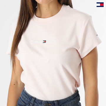https://laboutiqueofficielle-res.cloudinary.com/image/upload/v1627647047/Desc/Watermark/5logo_tommyhilfiger_watermark.svg Tommy Jeans - Tee Shirt Femme Baby Serif 4364 Rose Clair