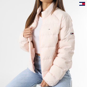 https://laboutiqueofficielle-res.cloudinary.com/image/upload/v1627647047/Desc/Watermark/5logo_tommyhilfiger_watermark.svg Tommy Jeans - Doudoune Femme Light Down 4929 Rose Clair