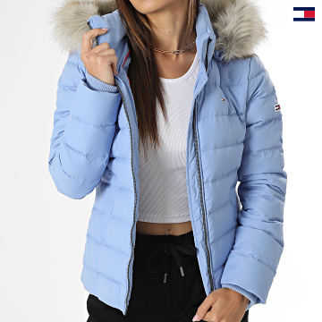 https://laboutiqueofficielle-res.cloudinary.com/image/upload/v1627647047/Desc/Watermark/5logo_tommyhilfiger_watermark.svg Tommy Jeans - Doudoune Capuche Fourrure Femme Basic 8588 Bleu Clair
