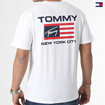 https://laboutiqueofficielle-res.cloudinary.com/image/upload/v1627647047/Desc/Watermark/5logo_tommyhilfiger_watermark.svg Tommy Jeans - Tee Shirt Classic Flag 6849 Blanc