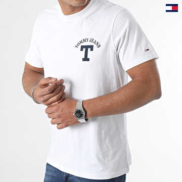 https://laboutiqueofficielle-res.cloudinary.com/image/upload/v1627647047/Desc/Watermark/5logo_tommyhilfiger_watermark.svg Tommy Jeans - Tee Shirt Curved 6843 Blanc