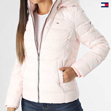 https://laboutiqueofficielle-res.cloudinary.com/image/upload/v1627647047/Desc/Watermark/5logo_tommyhilfiger_watermark.svg Tommy Jeans - Doudoune Capuche Femme Basic 3741 Rose
