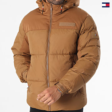 https://laboutiqueofficielle-res.cloudinary.com/image/upload/v1627647047/Desc/Watermark/5logo_tommyhilfiger_watermark.svg Tommy Hilfiger - Doudoune Capuche GWJ New York 2771 Camel