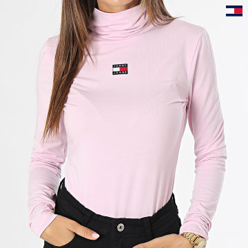 https://laboutiqueofficielle-res.cloudinary.com/image/upload/v1627647047/Desc/Watermark/5logo_tommyhilfiger_watermark.svg Tommy Jeans - Tee Shirt Manches Longues Col Roulé Femme XS Badge 6495 Rose