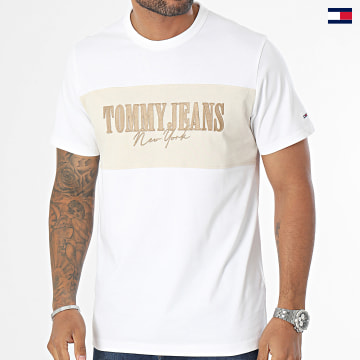 https://laboutiqueofficielle-res.cloudinary.com/image/upload/v1627647047/Desc/Watermark/5logo_tommyhilfiger_watermark.svg Tommy Jeans - Tee Shirt Linear Block 7914 Blanc
