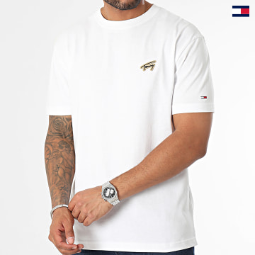 https://laboutiqueofficielle-res.cloudinary.com/image/upload/v1627647047/Desc/Watermark/5logo_tommyhilfiger_watermark.svg Tommy Jeans - Tee Shirt Classic Gold Signature 7727 Blanc Doré