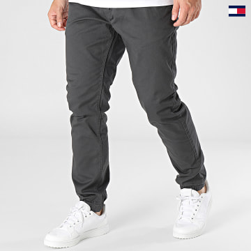 https://laboutiqueofficielle-res.cloudinary.com/image/upload/v1627647047/Desc/Watermark/5logo_tommyhilfiger_watermark.svg Tommy Jeans - Jogger Pant Slim Scanton 7679 Gris Anthracite