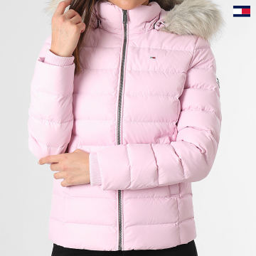https://laboutiqueofficielle-res.cloudinary.com/image/upload/v1627647047/Desc/Watermark/5logo_tommyhilfiger_watermark.svg Tommy Jeans - Doudoune Capuche Fourrure Femme Basic 8588 Rose