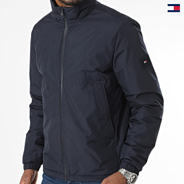 https://laboutiqueofficielle-res.cloudinary.com/image/upload/v1627647047/Desc/Watermark/5logo_tommyhilfiger_watermark.svg Tommy Hilfiger - Veste Zippée Portland Stand Collar 4237 Bleu Marine