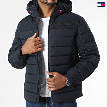 https://laboutiqueofficielle-res.cloudinary.com/image/upload/v1627647047/Desc/Watermark/5logo_tommyhilfiger_watermark.svg Tommy Hilfiger - Doudoune Capuche Mid New York 3735 Bleu Marine