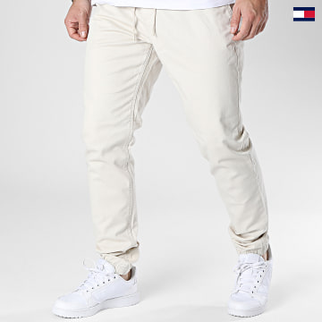 https://laboutiqueofficielle-res.cloudinary.com/image/upload/v1627647047/Desc/Watermark/5logo_tommyhilfiger_watermark.svg Tommy Jeans - Jogger Pant Austin 8343 Beige