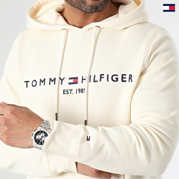 https://laboutiqueofficielle-res.cloudinary.com/image/upload/v1627647047/Desc/Watermark/5logo_tommyhilfiger_watermark.svg Tommy Hilfiger - Sweat Capuche Tommy Logo 1599 Beige