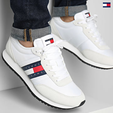 https://laboutiqueofficielle-res.cloudinary.com/image/upload/v1627647047/Desc/Watermark/5logo_tommyhilfiger_watermark.svg Tommy Jeans - Baskets Runner Casual Essential 1351 White