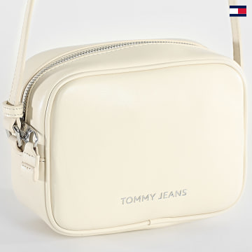 https://laboutiqueofficielle-res.cloudinary.com/image/upload/v1627647047/Desc/Watermark/5logo_tommyhilfiger_watermark.svg Tommy Jeans - Sac A Main Femme Essential Must Camera Bag 5828 Beige