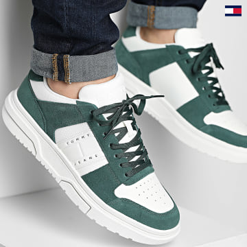https://laboutiqueofficielle-res.cloudinary.com/image/upload/v1627647047/Desc/Watermark/5logo_tommyhilfiger_watermark.svg Tommy Jeans - Baskets The Brooklyn Suede 1371 Tahoe Forest