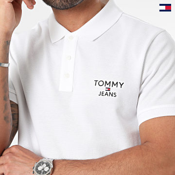 https://laboutiqueofficielle-res.cloudinary.com/image/upload/v1627647047/Desc/Watermark/5logo_tommyhilfiger_watermark.svg Tommy Jeans - Polo Manches Courtes Slim Corp 8927 Blanc