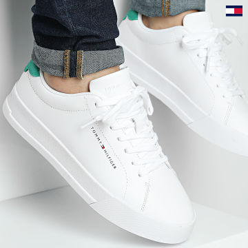 https://laboutiqueofficielle-res.cloudinary.com/image/upload/v1627647047/Desc/Watermark/5logo_tommyhilfiger_watermark.svg Tommy Hilfiger - Baskets Court Leather 4971 White Olympic Green