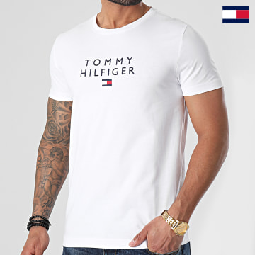 https://laboutiqueofficielle-res.cloudinary.com/image/upload/v1627647047/Desc/Watermark/7logo_tommy_hilfiger.svg Tommy Hilfiger - Tee Shirt Stacked Tommy Flag 7663 Blanc
