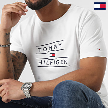 https://laboutiqueofficielle-res.cloudinary.com/image/upload/v1627647047/Desc/Watermark/7logo_tommy_hilfiger.svg Tommy Hilfiger - Tee Shirt Taping Stacked Logo 7097 Blanc