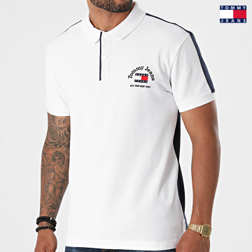 https://laboutiqueofficielle-res.cloudinary.com/image/upload/v1627651009/Desc/Watermark/3logo_tommy_jeans.svg Tommy Jeans - Polo Manches Courtes Timeless Tommy Block 9627 Blanc Bleu Marine