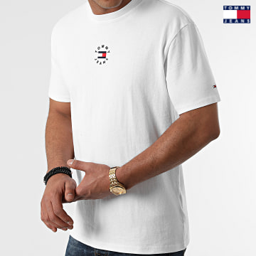 https://laboutiqueofficielle-res.cloudinary.com/image/upload/v1627651009/Desc/Watermark/3logo_tommy_jeans.svg Tommy Jeans - Tee Shirt Tiny Circular 1602 Blanc