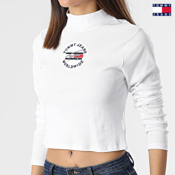 https://laboutiqueofficielle-res.cloudinary.com/image/upload/v1627651009/Desc/Watermark/3logo_tommy_jeans.svg Tommy Jeans - Tee Shirt Manches Longues Crop Femme Timeless 2003 Blanc