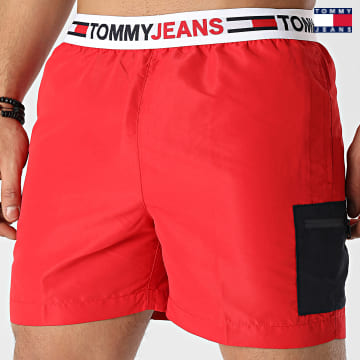 https://laboutiqueofficielle-res.cloudinary.com/image/upload/v1627651009/Desc/Watermark/3logo_tommy_jeans.svg Tommy Jeans - Short De Bain Medium Drawstring 2490 Rouge