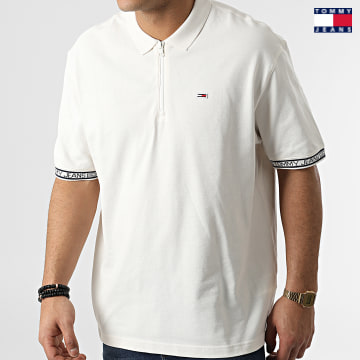 https://laboutiqueofficielle-res.cloudinary.com/image/upload/v1627651009/Desc/Watermark/3logo_tommy_jeans.svg Tommy Jeans - Polo Manches Courtes New Casual Tape 2961 Beige