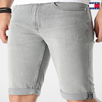 https://laboutiqueofficielle-res.cloudinary.com/image/upload/v1627651009/Desc/Watermark/3logo_tommy_jeans.svg Tommy Jeans - Short Jean Relaxed Fit Ronnie 2744 Gris