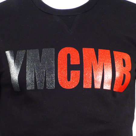 YMCMB - Sweat Col Rond YMCMB Noir Typo Brillant Anthracite Rouge