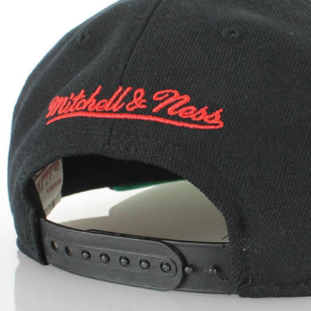 Mitchell and Ness - Casquette Snapback Mitchell And Ness Wool Solid Chicago Bulls