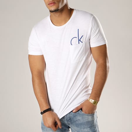 Calvin Klein - Tee Shirt Poche Typ J30J300886 Blanc Bleu