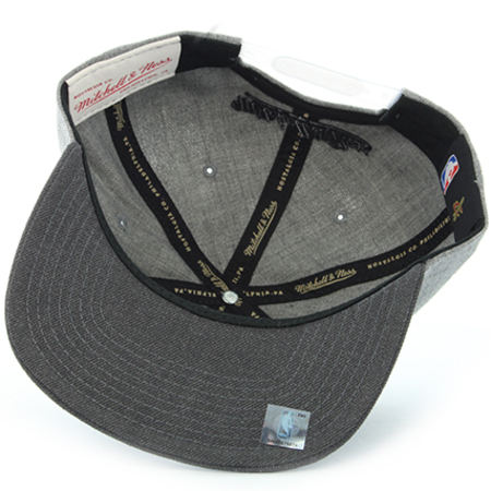 Mitchell and Ness - Casquette Snapback Reflective NBA Cleveland Cavaliers Gris