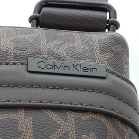 Calvin Klein - Sacoche Greg Mono Flat Crossover Marron