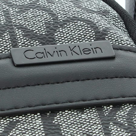 Calvin Klein - Sacoche Gregory Mono Mini Reporter Noir Blanc