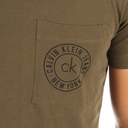 Calvin Klein - Tee Shirt Poche Typair Vert Kaki