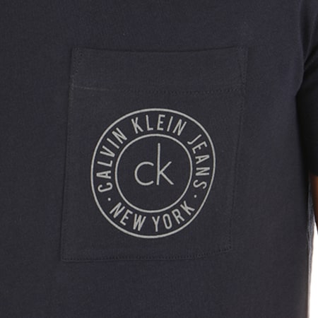 Calvin Klein - Tee Shirt Poche Typair Bleu Marine