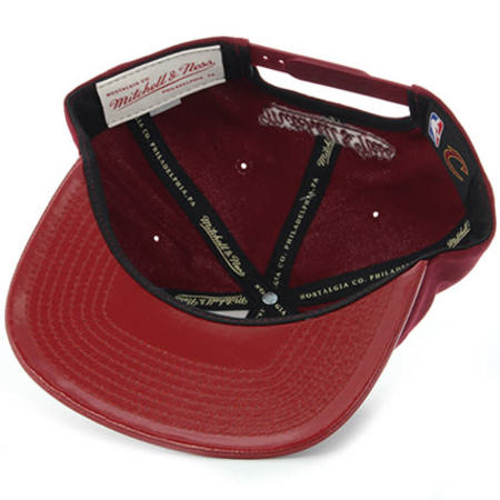 Mitchell and Ness - Casquette Snapback International Cleveland Cavaliers Bordeaux