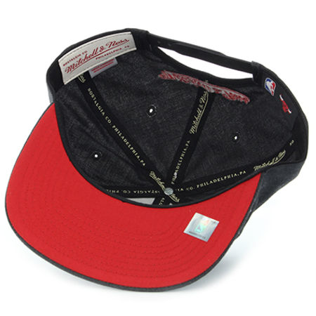 Mitchell and Ness - Casquette Snapback International Chicago Bulls Gris Anthracite Rouge