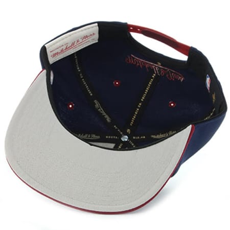Mitchell and Ness - Casquette Snapback Team Arch Cleveland Cavaliers Bleu Marine Bordeaux