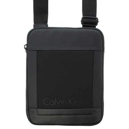 Calvin Klein - Sacoche Caillou Flat Crossover Noir