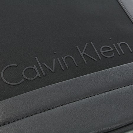 Calvin Klein - Sacoche Caillou Flat Crossover Noir