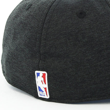 New Era - Casquette Fitted Shadow Tech Cleveland Cavaliers Gris Anthracite Bordeaux 