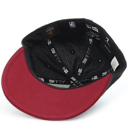 New Era - Casquette Fitted Shadow Tech Cleveland Cavaliers Gris Anthracite Bordeaux 