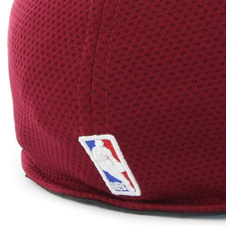 New Era - Casquette Fitted Shadow Tech Cavaliers Cleveland Bordeaux 