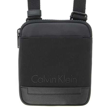 Calvin Klein - Sacoche Caillou Mini Flat Crossover Noir
