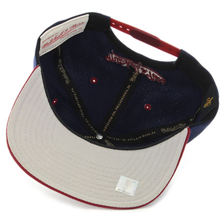 Mitchell and Ness - Casquette Team Arch Cleveland Cavaliers NBA Bleu Marine Bordeaux