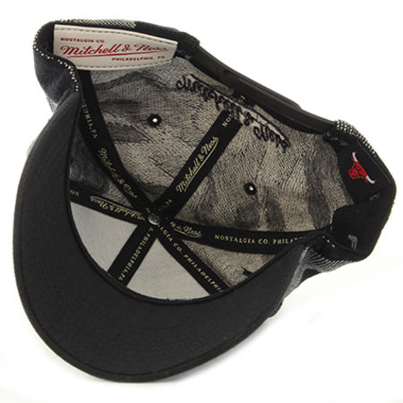 Mitchell and Ness - Casquette INTL069 NBA Chicago Bulls Gris Noir Camouflage