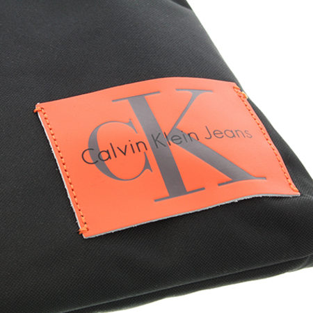 Calvin Klein - Sacoche Sport Essential Flatpack 0099 Noir Orange